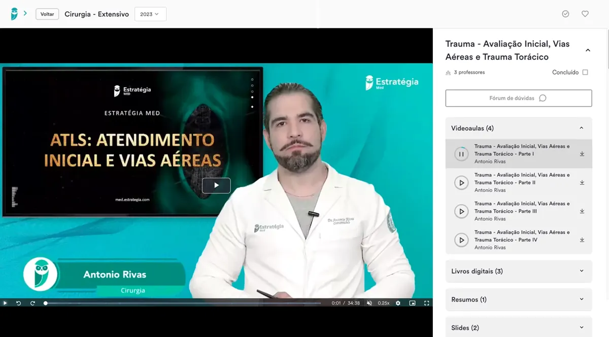Videoaula de Cirurgia (Trauma) na plataforma do Estratégia MED, com o professor em vídeo e a lista de aulas, livros digitais, resumos e slides ao lado